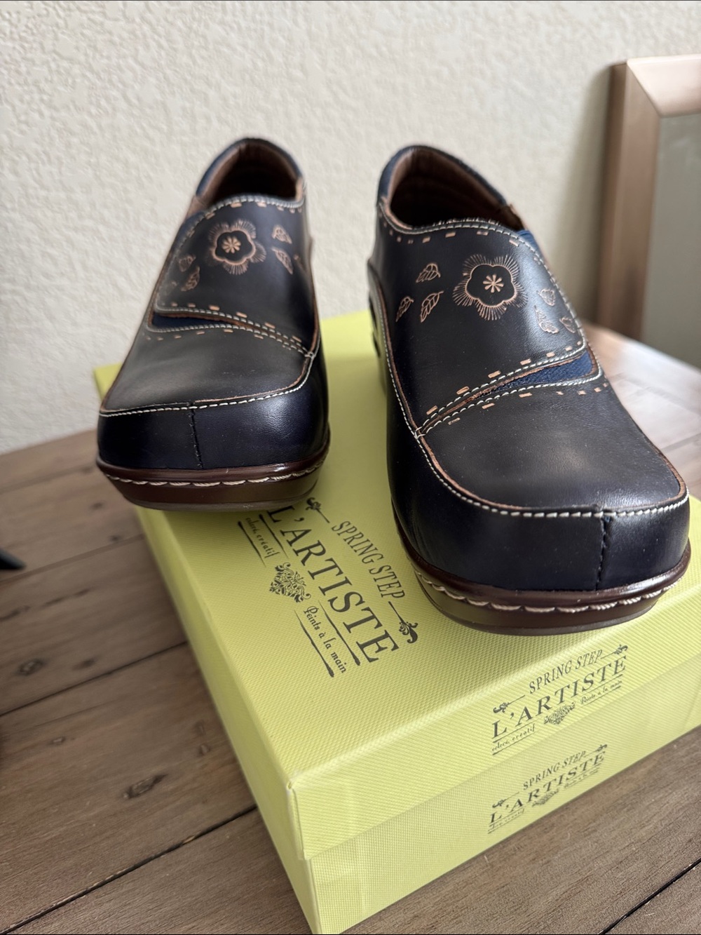 Women’s L’Artiste Clogs, Navy